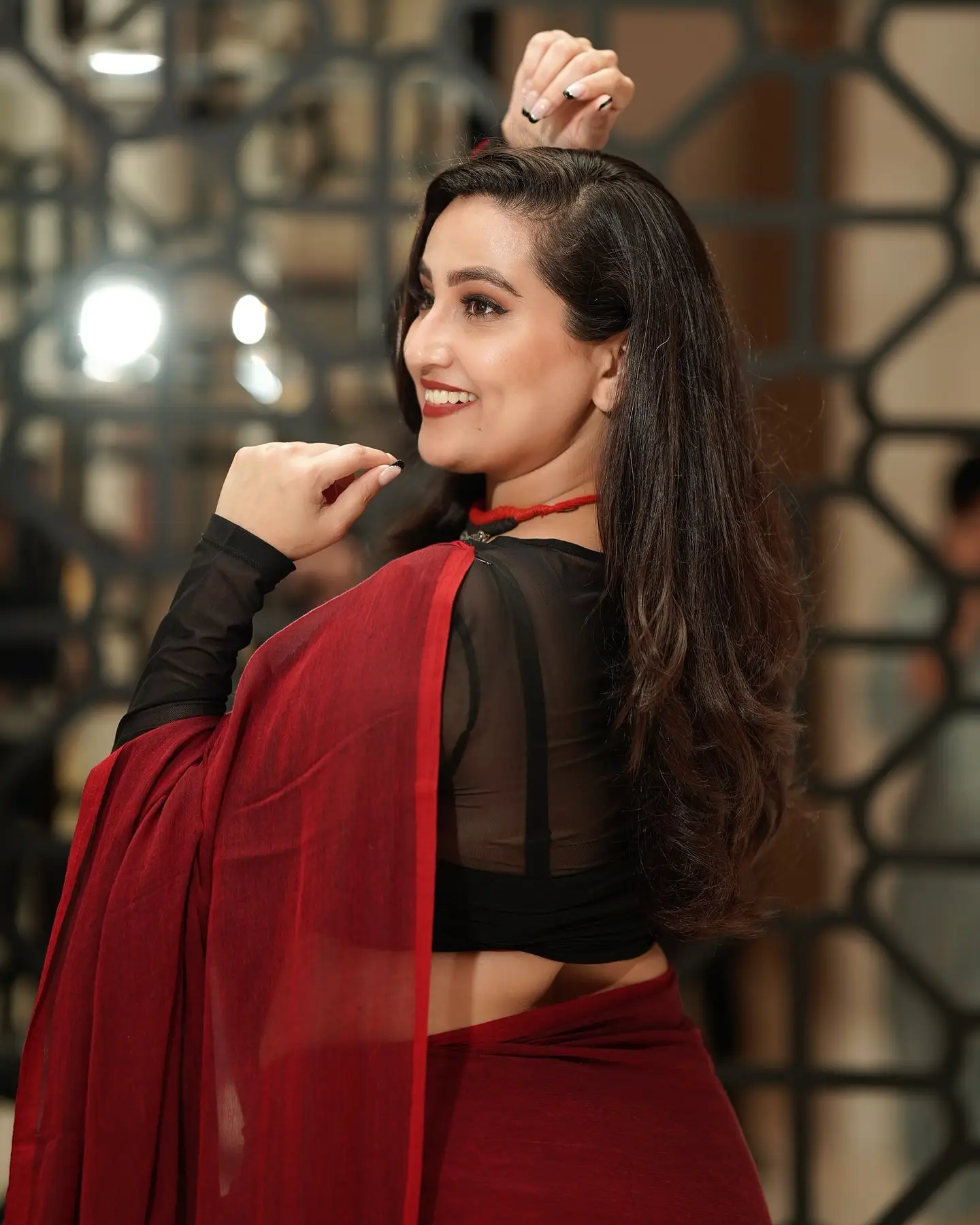 anchor manjusha rampalli images in maroon saree black blouse